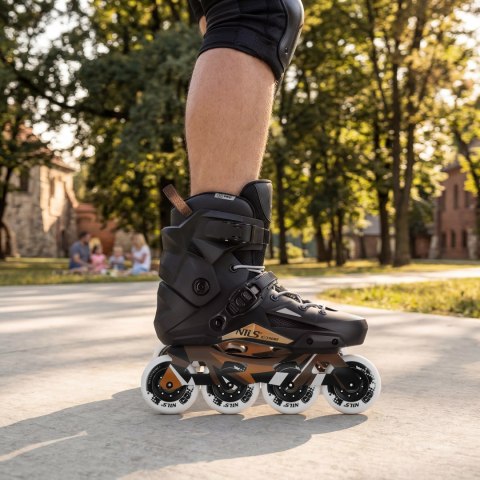 NA1601 ŁYŻWOROLKI SLALOMOWE SLAYD CZARNE ROZM. 43 NILS EXTREME