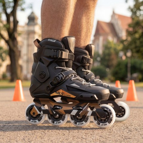 NA1601 ŁYŻWOROLKI SLALOMOWE SLAYD CZARNE ROZM. 44 NILS EXTREME