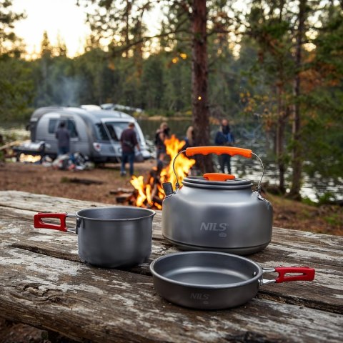 NC17118 CZAJNIK TURYSTYCZNY Z POKRYWKĄ  1,1 L NILS CAMP
